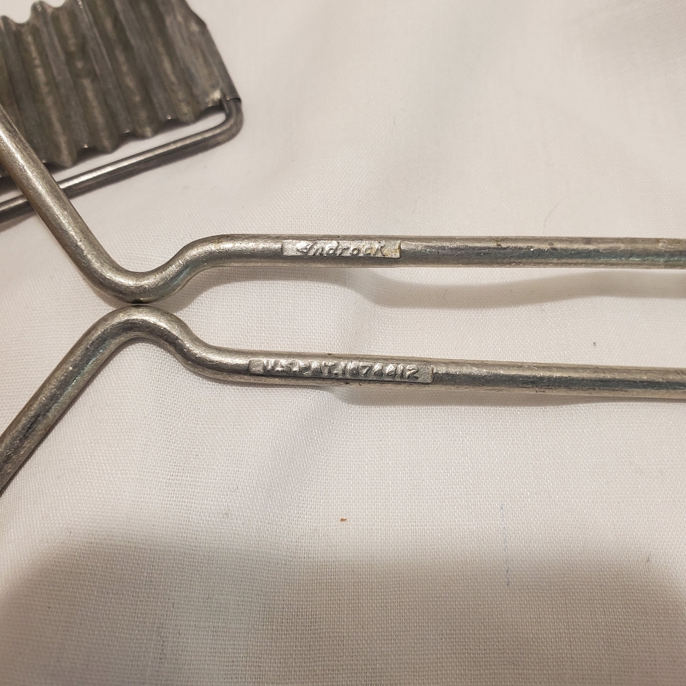 Vtg Lot of Kitchen Tools Garnisher Dough Roller 2 3 Tine Forks Set Measure Cups - Picture 4 of 13